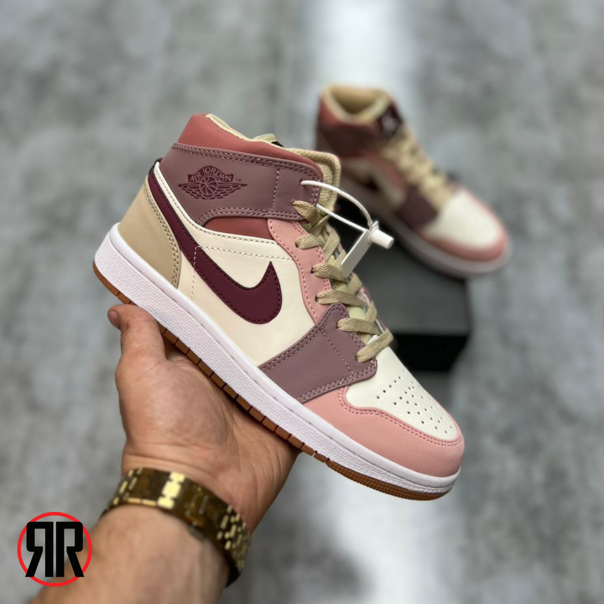 کتونی زنانه نایک Nike Air Jordan 1 High کتونی زنانه نایک Nike Air Jordan 1 High